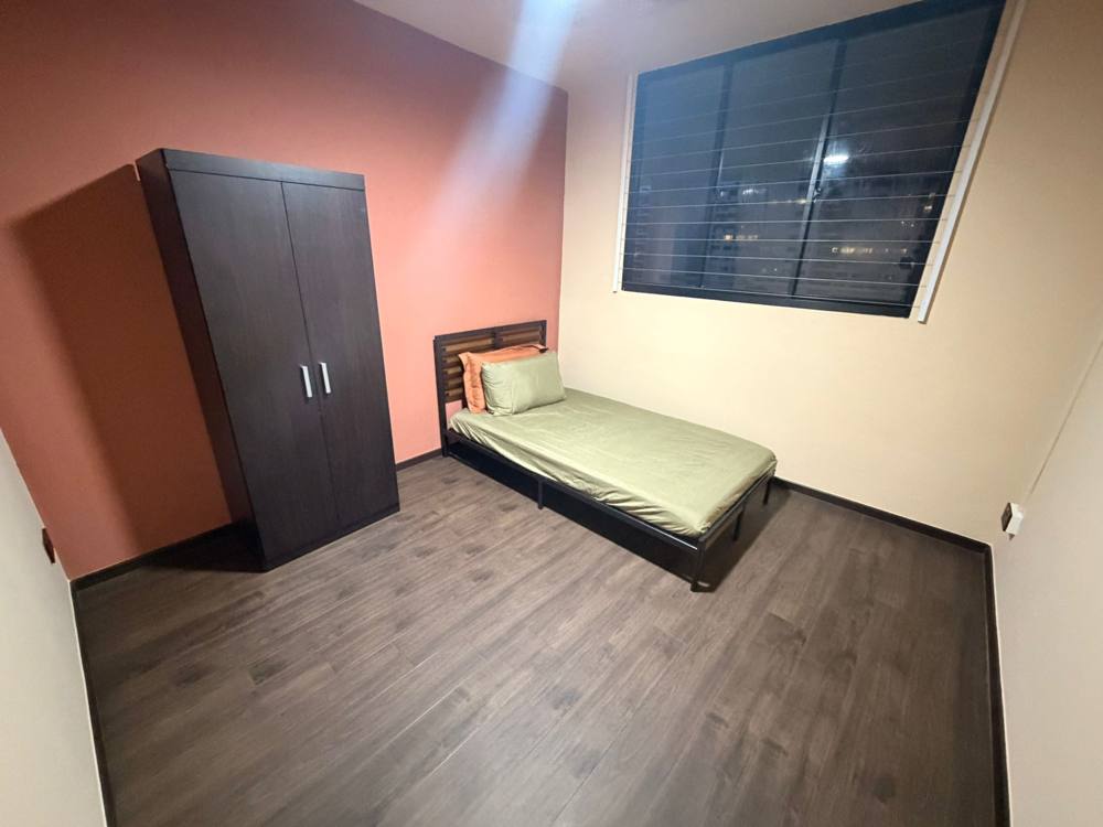 Room at Blk 648 Hougang Ave 8, Hougang, photo 3 of 9