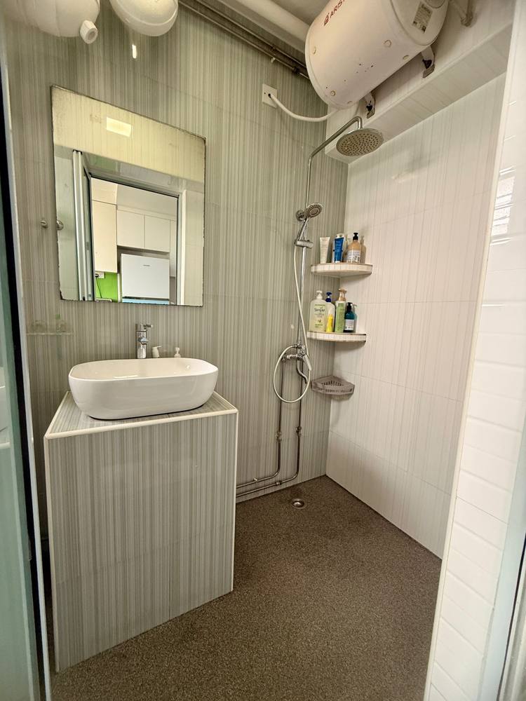 Room at 687C Choa Chu Kang Drive, Choa Chu Kang, photo 6 of 11
