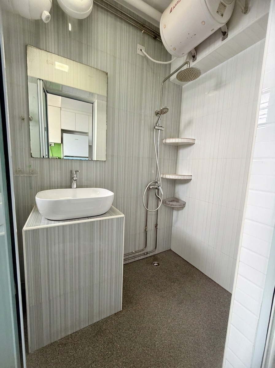 Room at 687C Choa Chu Kang Drive, Choa Chu Kang, photo 5 of 11